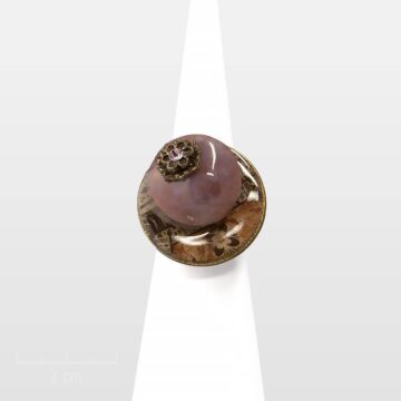 Bague réglable ethnique. Bijou fantaisie et pierre semi-précieuse, agate brune, cristal et impression de tissus africain aux couleurs chaudes et naturelles. Zor création