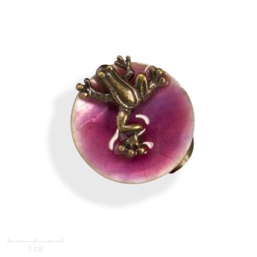 Bague poétique, nature joyeuse et ludique. Bijou grenouille porte-bonheur symbole de chance, nacre fine, émail fuchsia. Fantaisie création Sébicotane. Zor Paris 02