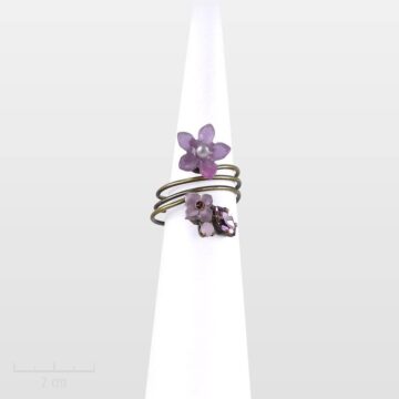 Bague raffinée, fleur rose violine, minimaliste et romantique. CONCEPT féminin original: bijou discret, charme bucolique printanier. Zor Paris création poétique
