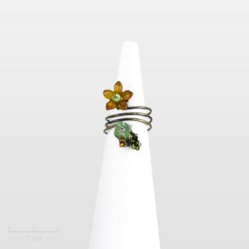 Bague raffinée, fleur Vert orange, minimaliste et romantique. CONCEPT féminin original: bijou discret, charme bucolique printanier. Zor Paris création poétique