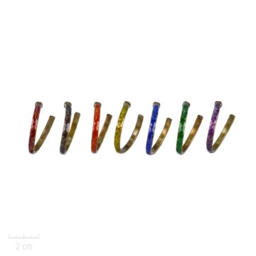 Grande boucle d'oreille créole percée. Bijou nomade, grand anneau ouvert gravé et émaillé de couleur Jaune, Vert, Noir, Bleu, Rouge, Violet, Orange. Création Zor
