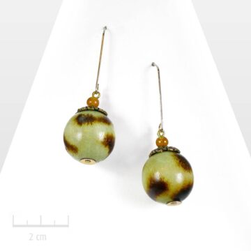 Boucles d'oreilles ethniques Zor, boules pendantes, longues, percées et sauvages. Bijou léger inspiré des parures artisanales d'ethnies africaines peintes à la main.