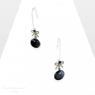 Petites boucles d’oreilles, mini nœud suspendu; bijou rétro noir jais. COQUETTERIE: romantisme minimaliste, magique lévitation. Création Zor paris