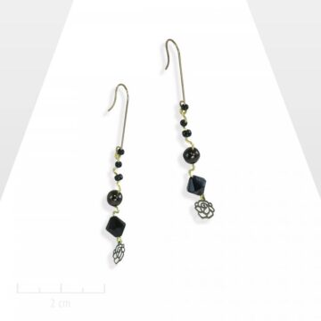 Longues et fines boucles d’oreilles percées pendantes. Perles noires en cascade, chapelet. Vintage romantique couleur jais intemporel. Création Zor paris
