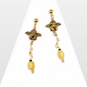 Longue fine boucle d'oreille pastel, beige dorée. Ange gardien, pierre naturelle. Bijou symbole de chance, féminin et classique chic. Création Zor paris