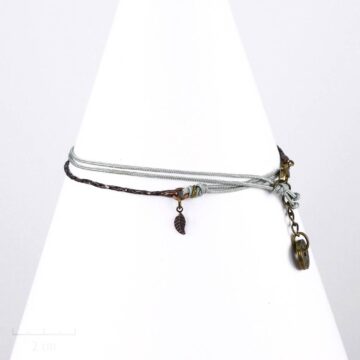 Bracelet enfant à lanière multirang gris bleu avec charm feuille ou plume. Bijou unisexe bohème folk, taille réglable. Création Sébicotane Zor