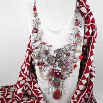 Collier plastron haut de gamme fantaisie. Grand bijou précieux, parure de la princesse Cestia. Symbole de l’Arlequin Rouge, argent, nacre, corail. Zor création