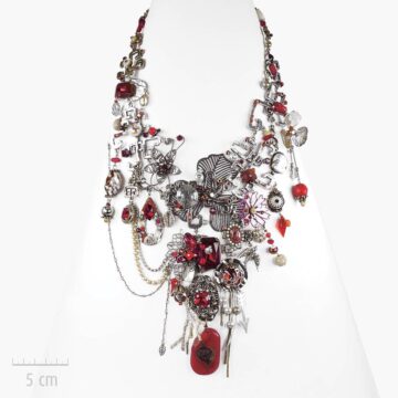 Collier plastron haut de gamme, semi-précieux et fantaisie. Bijou sculptural de princesse. Symbole de l’Arlequin Rouge, argent, nacre, corail. Zor création