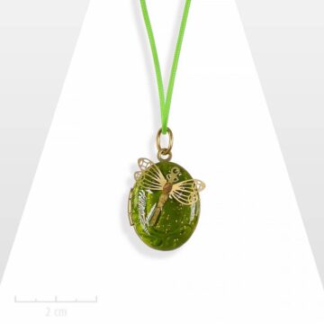 Médaillon nature, ovale acidulé vert anis pour enfant. Bijou pendentif petite libellule de fée. S’ouvre pour cacher deux photos. Création Zor