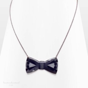 Sautoir pendentif long. Noeud papillon de smoking, symbole de fête, luxe et magie. Bijou garçonne noir et blanc, style 80, 90, fantaisie vintage. Création Sébicotane-Zor