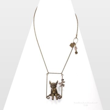 Sautoir romantique, ange gardien sur balançoire. Long collier pendentif sur chaîne fine, bijou spécial Saint Valentin, Fête des mères. Création Zor Paris