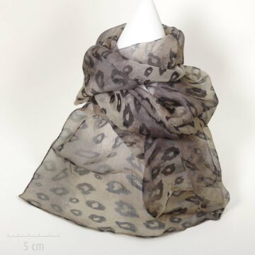 Féline: foulard en mousseline. Sensuel imprimé léopard années Saint Tropez de Bardot. Fibre soie végétale nature viscose. Femme Zor créations Paris