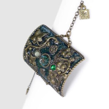 Grand bracelet bohème rétro, manchette haut de gamme baroque. Bijou exotique sensuel: réminiscence d’orient et d’occident, Mille et une nuits émeraude. Création ZOR