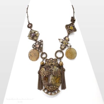 Collier masque africain haut de gamme des création Zor Paris. Plastron ethnique sculptural et majestueux. Bijoux charismatique et artistique aux tons naturels