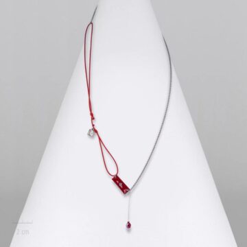 Collier long, sautoir transformable, pendentif chaîne fine argent + cordon. SYMBOLE: Rectangle drapeau. Bijou best-seller de l’Arlequin Rouge. Zor création