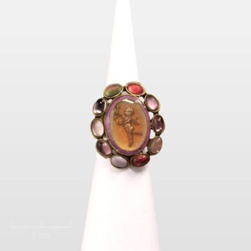 Bague camée ange gardien romantique vintage. Chérubin baroque ou cupidon poétique, symbole d’amour et chance. Parure féminine rose rétro. Bijou Zor création paris