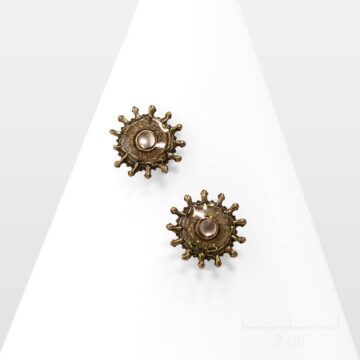 Boucle d’oreille Ethnique percée à clou qui couvre le lobe. Design et symbole astral stylisant un soleil martelé pastel nude. Tendance baroque et vintage. Zor création