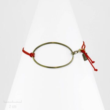 Bracelet bronze Zor, cordon rouge, style sobre, élégant et ovale. Moderne et classique, symbole de l'oeuf, la terre, l'oeil, la féminité minimaliste