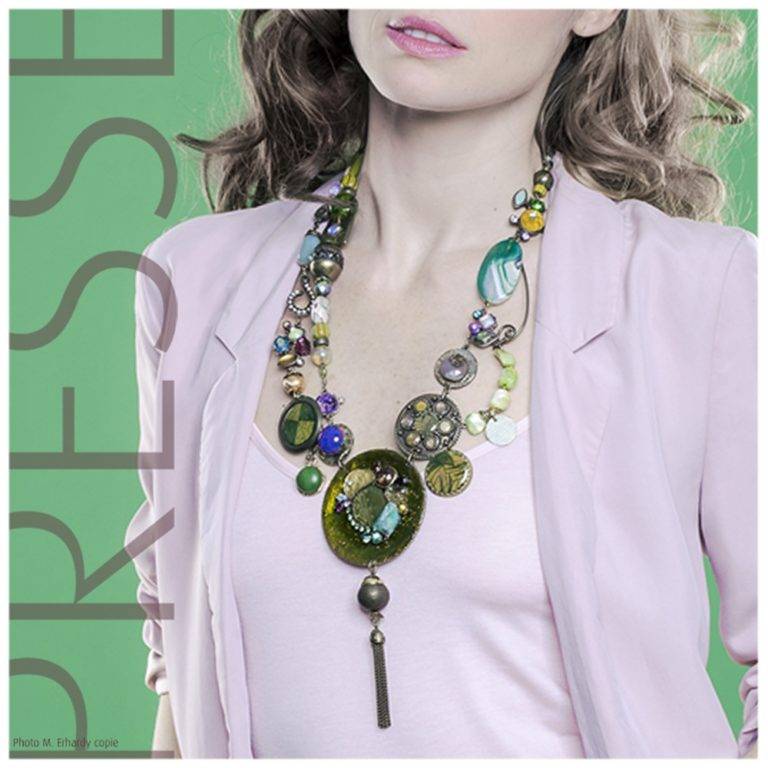 Grand collier moderne et ethnique, création unique Zor Paris. Plastron vert et violet, pierre fine et précieuse, émeraude et agate. L’art du bijou haut de gamme