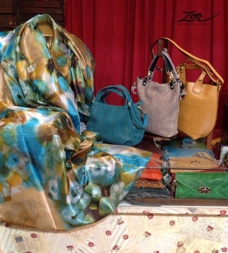 Boutique mode: distinction et bonne humeur! Accessoires haut de gamme de créateur à Paris. Bijou, sac, étole soie, sac cuir. Esprit fantaisie Couleur, Zor
