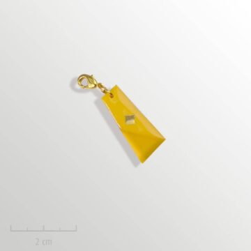 Grigri jaune, accessoire unisexe: pampille charm pendentif. SYMBOLE du drapeau de l’Arlequin Rouge. Bijou emblème des peuples imaginaires. Zor Design