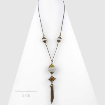 Sautoir bohème à pendentif perle grigri sur chaîne fine. Style: long collier oriental rétro baroque beige. UNE IDÉE de cadeau symbolique: bébé Bola. Création ZOR