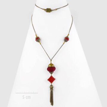 Sautoir bohème à pendentif perle grigri sur chaîne fine. Style: long collier oriental rétro baroque, rouge. UNE IDÉE de cadeau symbolique: bébé Bola. Création ZOR