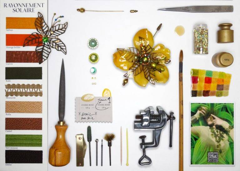 Bijou unique haut de gamme, bestiaire artistique, anticonformiste: broche spectaculaire, fleur géante jaune, habillée d'une sauterelle. Cabinet de curiosité Zor