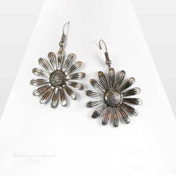 Grande boucle d’oreille fleur marguerite argent. Bijou symbole solaire et nature, design contemporain et vintage. Facile tous les jours. Création Zor Paris