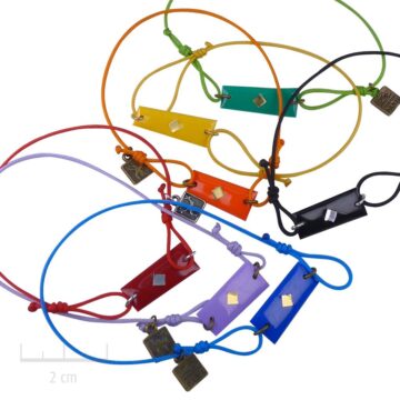 Bijou HOMME rectangle, bracelet lien à nœud coulissant. Drapeau symbole de l’Arlequin rouge, orange, jaune, vert, noir, bleu, violet. Création Zor