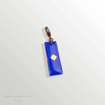 Grigri unisexe cadeau ENFANT: charm pendentif bleu. Bijou symbole du drapeau de l’Arlequin Rouge. Fille garçon à partir de 3 ans. Zor Création
