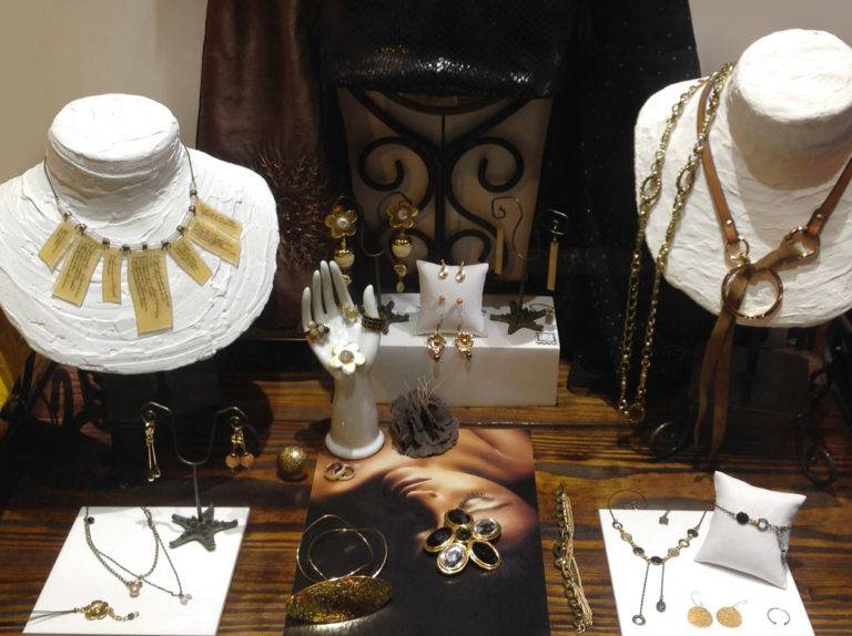 Du fantaisie noir à l’infini, création de bijoux noir, or, tendance luxe et tradition Art Déco. les bijoux haut de gamme Zor et Sébicotane à Paris