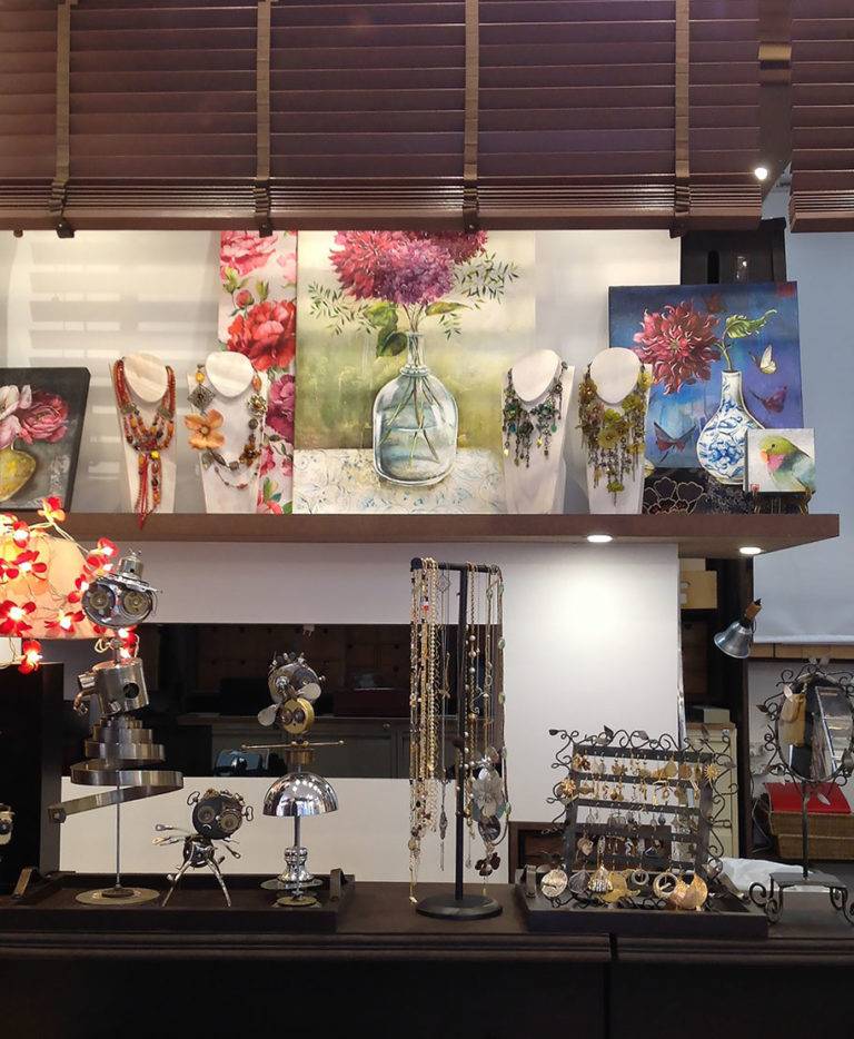 Nouvelle boutique de mode au 35 rue d'Aboukir Paris 2. Des bijoux de créateur, accessoires de mode et objets d'art. Création Zor