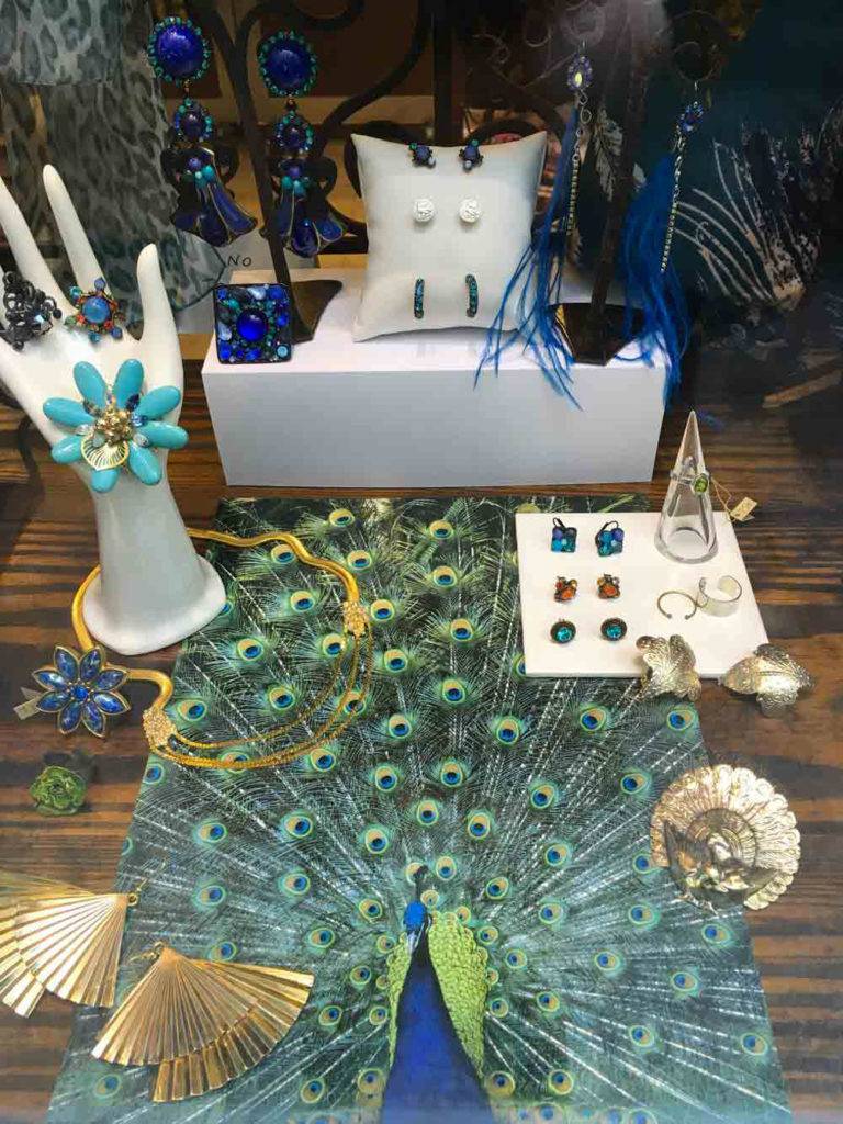 Vitrine du concept store Zor Bijoux Paris, nouvelles saison. Collection de printemps des créations Zor. Animal totem vert bleu. Des bijoux haute fantaisie, beauté naturelle