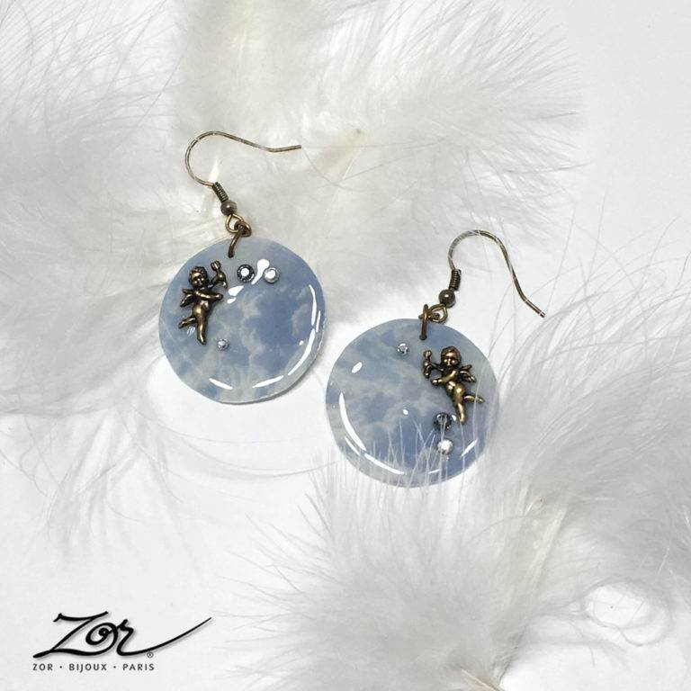 Boucles d’oreilles Michel-Ange, bijou symbolique d'actualité. Anges et ciel bleu pour l’Ascension de la religion chrétienne. Création Zor Paris