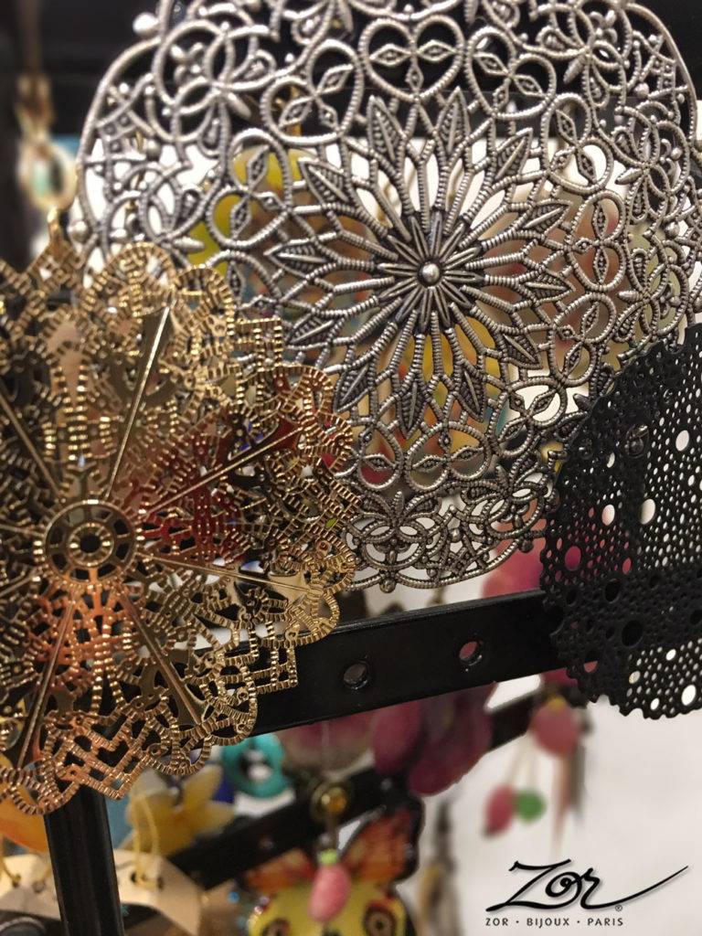 Boucle d'oreille pendante et percée. Bijou oriental, création fantaisie. Grand rond filigrane pour beauté exotique par Zor Paris Sentier Montorgueil