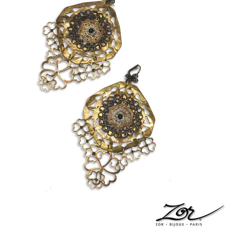 Boucles d'oreilles inspirées de l'exotisme oriental et féminin. Dormeuses ethniques et uniques. Zor Paris Création. Haut de gamme fantaisie
