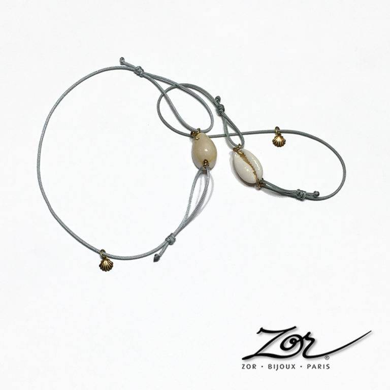 Cordon grigri, coquillage cauris sur bracelet réglable. Vacances soleil & mer, du Sénégal aux Maldives. Bijou fantaisie d'été. Création Zor Paris