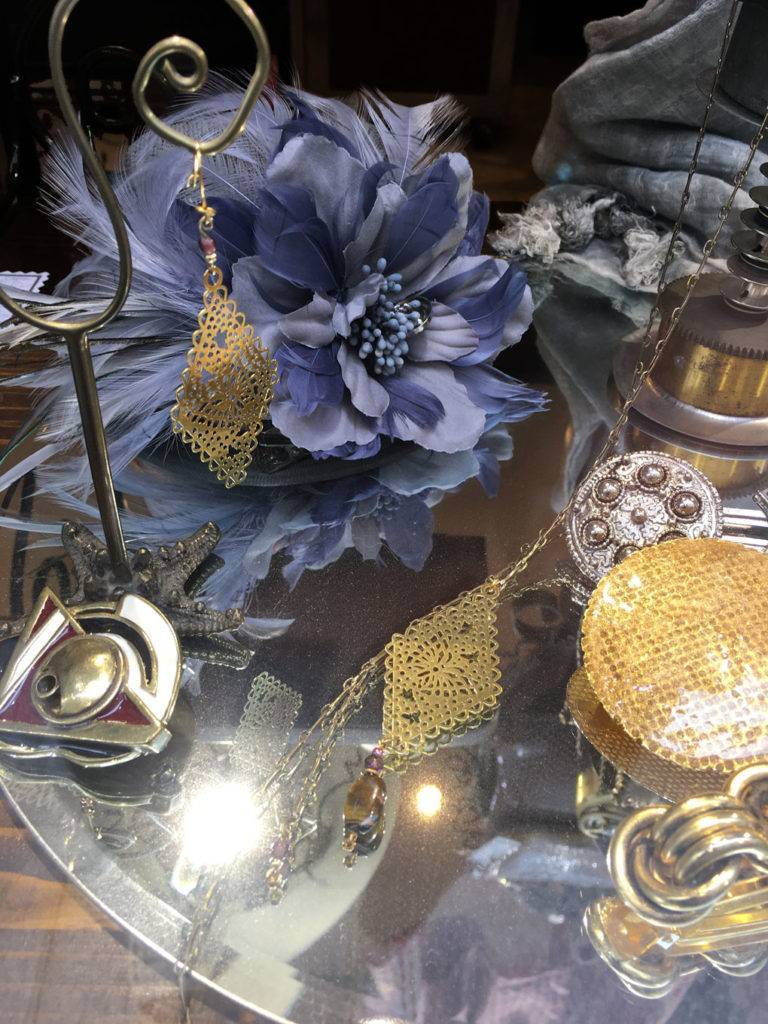 Chapeaux, bibis, plumes et bijoux de tête de cérémonie, mariage, Prix de Diane. Couvre-chef unisexe mixte pour homme ou femme. Zor Paris Création