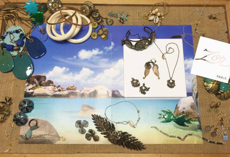 Bijou fantaisie d'été, bracelet, barrette, collier, boucle d'oreille Caraïbes. Parures de vacances, coquillage, mer et soleil des créations Zor Paris