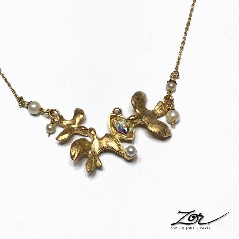 Collier petits oiseaux doré et habillé de perles de nacre. Création symbole, promesse de bonheur et paix pour la mariée. Bijou fantaisie Zor Paris