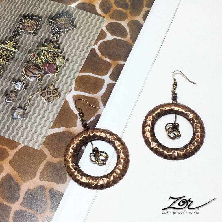 Grande boucle d'oreille, rond pendant pour oreille percée. Anneau style peau de girafe en cuivre antique. Bijoux fantaisie ethnique. Bijou ZOR Paris 2