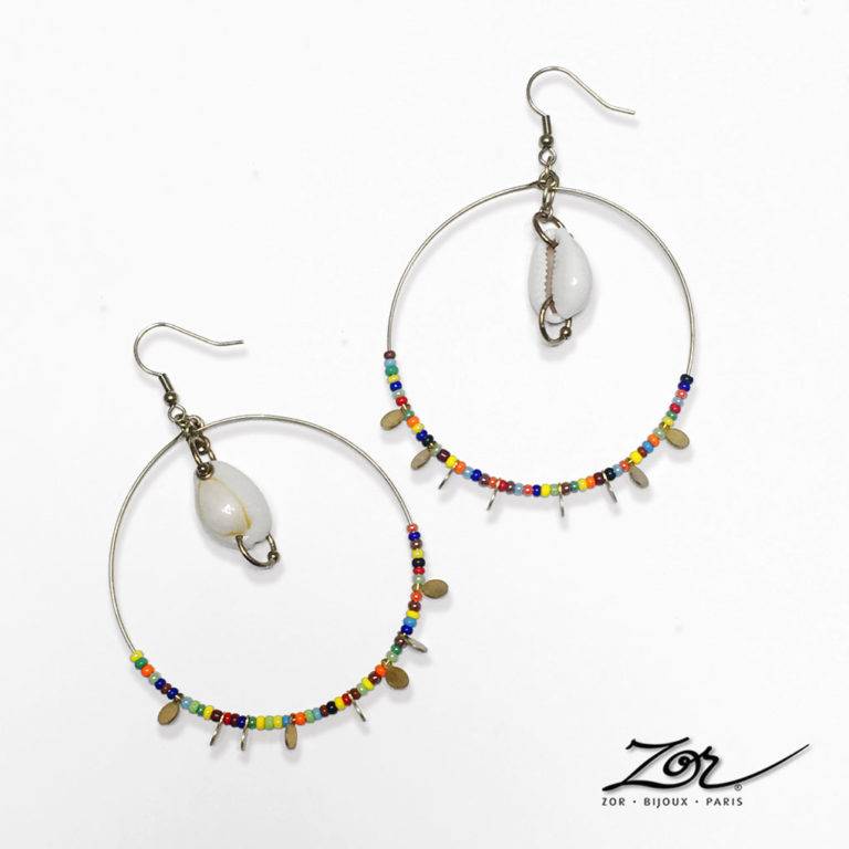 Grande boucle d'oreille créole d’Afrique, habillée de cauris, pendant et perles multicolores. Bijoux fantaisie ethnique. Créateur Zor à Paris 2