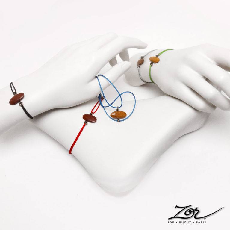 Bracelet lacet de poignet et cheville, galet en bois exotique couleur rouge acajou. Cordon réglable pour femme et homme ethnique. Bijou fantaisie Zor Paris