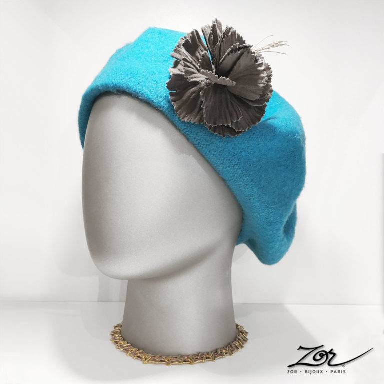 C'est la Folie douce: béret turquoise 4 saisons, chapeau, bibi, capeline, accessoire broche en cuir, accessoire au féminin. Création française Zor Paris