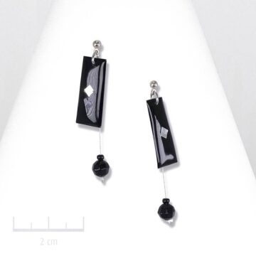 Boucle d'oreille drapeau rectangle, longue pendante et percée. Collection littérature Arlequin, symbole de couleur de la tribu de Chromes Noir. Création Zor