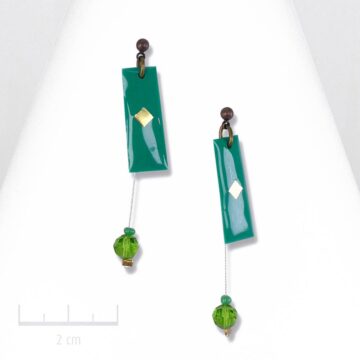 Boucle d'oreille drapeau rectangle, longue pendante et percée. Collection littérature Arlequin, symbole de couleur de la tribu de Chromes Vert. Création Zor
