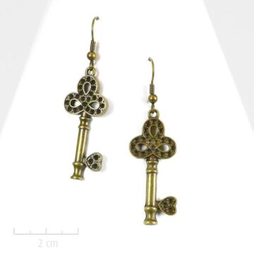 Boucle d'oreille ludique percée et pendante. Bijou clé du paradis. Création symbolique poétique et bronze vintage. Création Sébicotane, Zor Paris