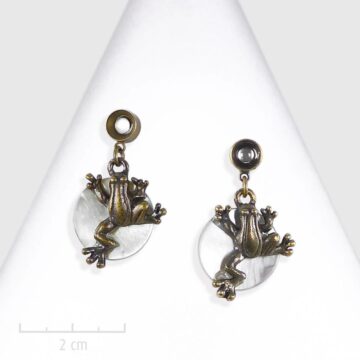 Boucle d'oreille opale blanc, ludique et pendante. Animal symbole de chance, petite grenouille sur nacre, bronze vintage. Création Sébicotane, atelier Zor Paris