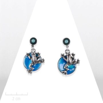 Boucle d'oreille turquoise bleu ludique, pendante. Petite grenouille et nacre fine. Animal symbole de chance. Email, argent, cristal. Création Sébicotane, Zor